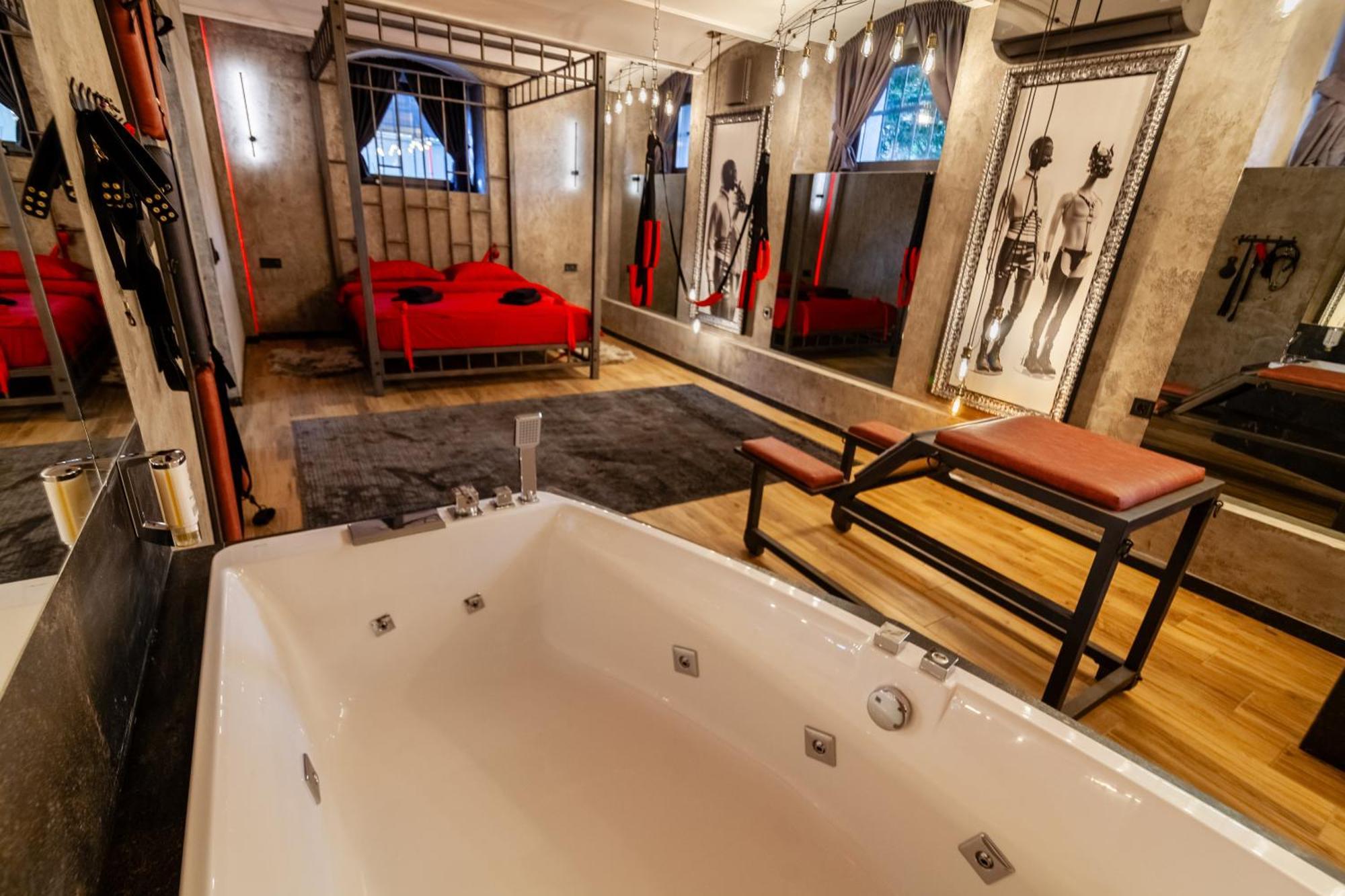 Royal Hot Jucuzzi Apartment Lviv Exterior photo