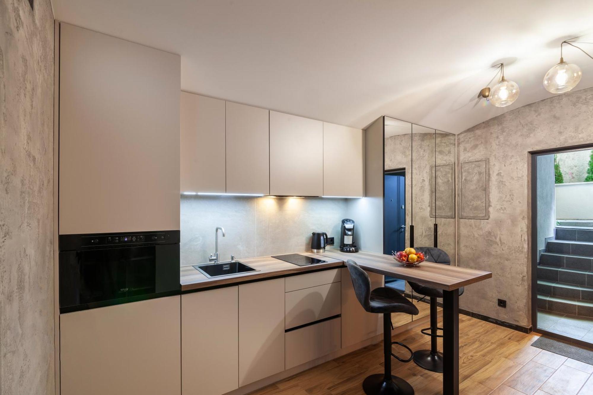 Royal Hot Jucuzzi Apartment Lviv Exterior photo