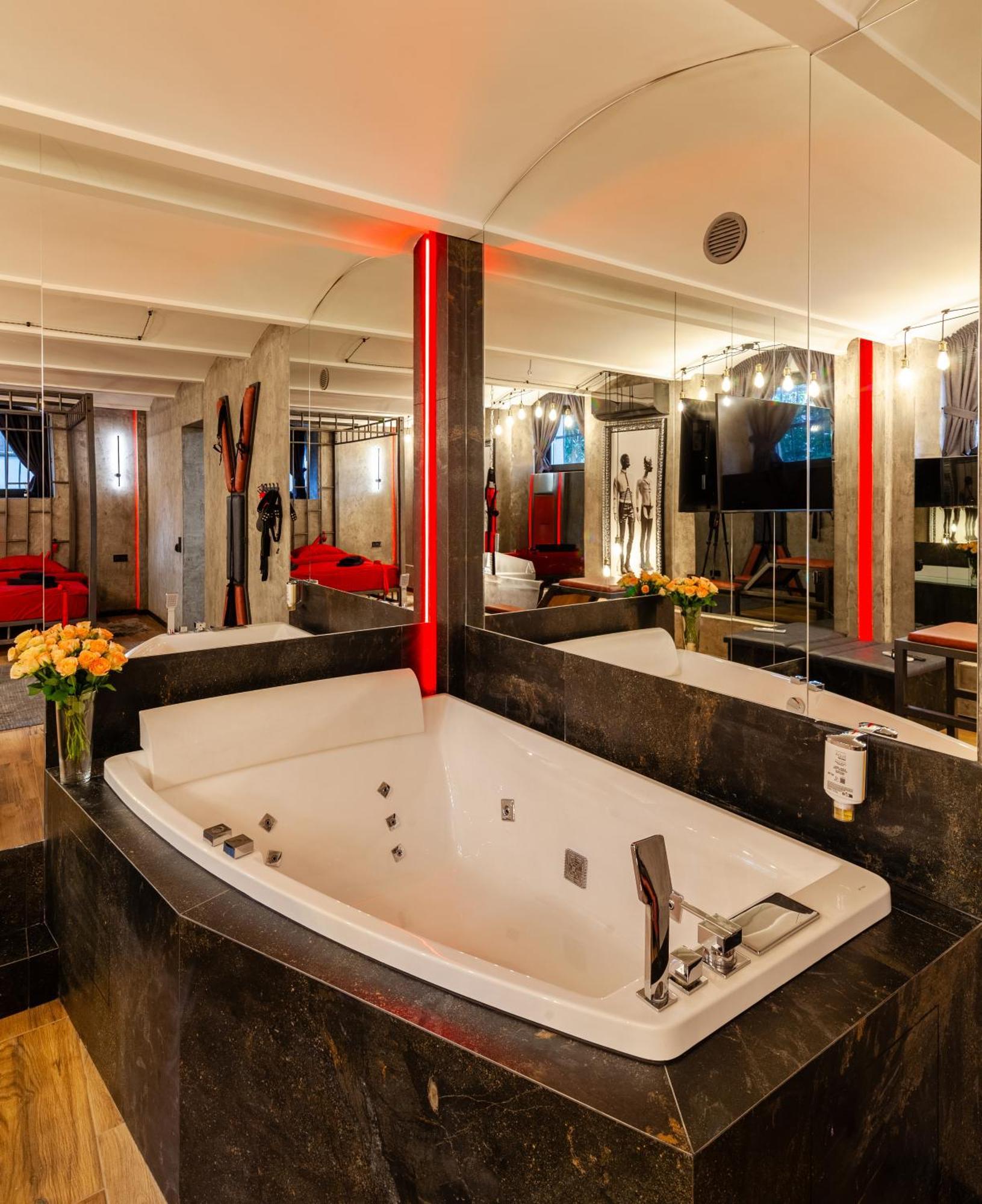 Royal Hot Jucuzzi Apartment Lviv Exterior photo